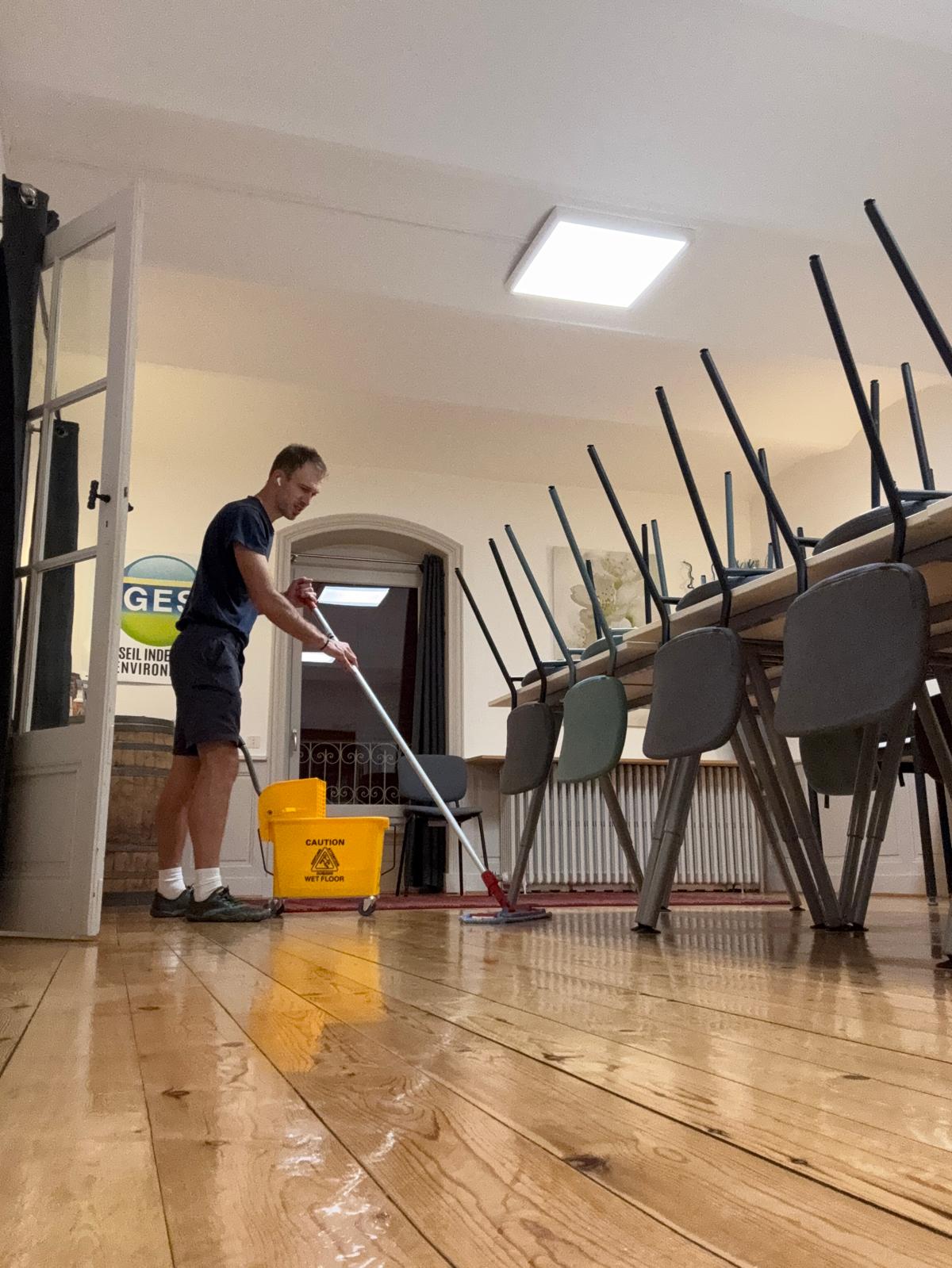 Olivier Gamet nettoie le parquet d’une salle avec son matériel professionnel
